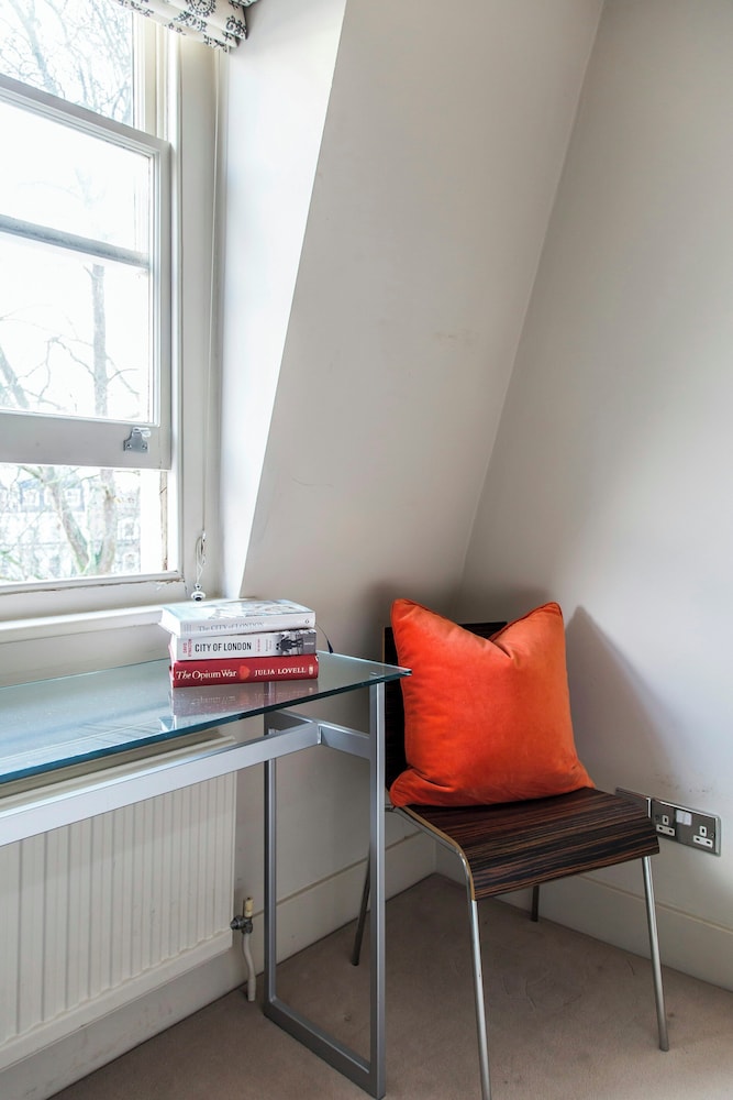 Cornwall Gardens III by Onefinestay — 4-Star Luxury Hotel in London, United Kingdom