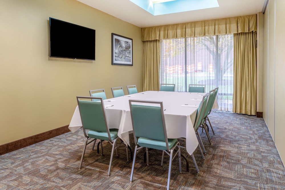 Hampton Inn Manassas - photo 34