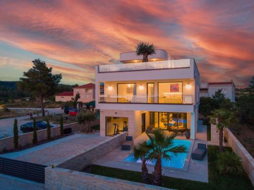 Villa Four Seasons Seaside B with heated pool and jacuzzi Zadar — 4-Star Luxury Hotel in Razanac, Croatia