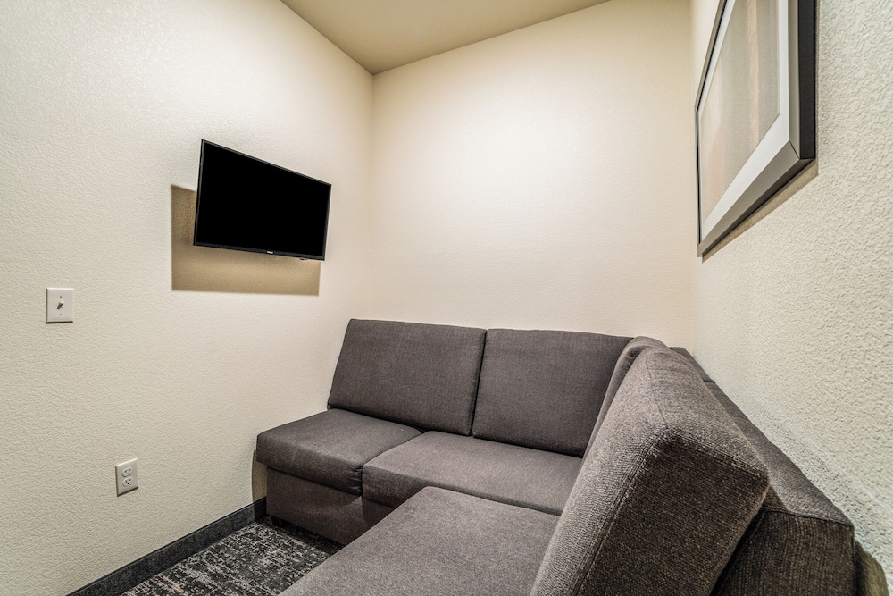 Cobblestone Hotel & Suites Newport - photo 22
