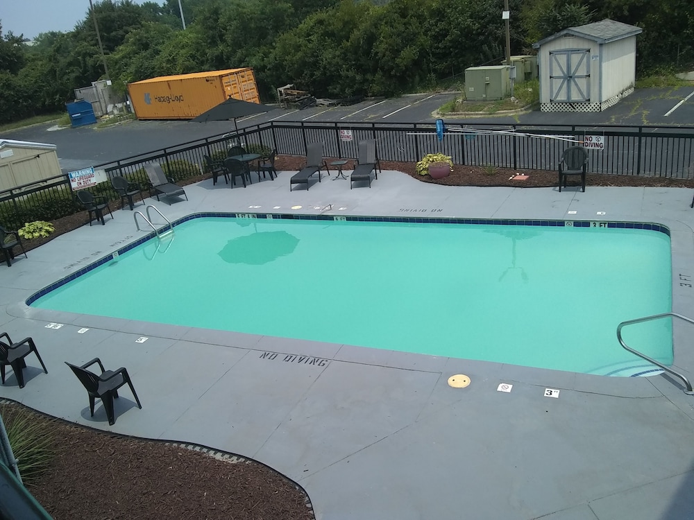 Clarion Pointe Greensboro Coliseum Area - photo 28