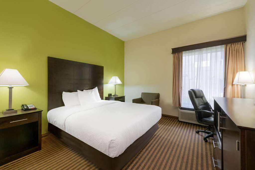 La Quinta Inn & Suites by Wyndham Columbus Grove City - photo 46
