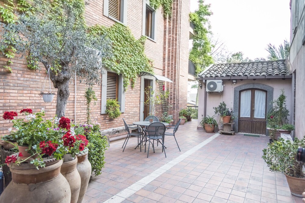 Relais Chiesa Madre Rooms and Apartments — 4-Star Luxury Hotel in Misterbianco, Italy