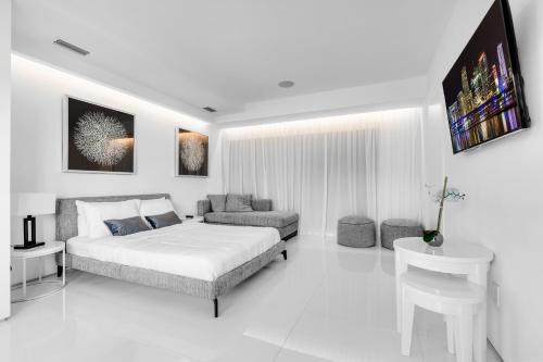 Villa Loggia Oasis Luxurious 6BD 7BA with Resort Style Pool - photo 6