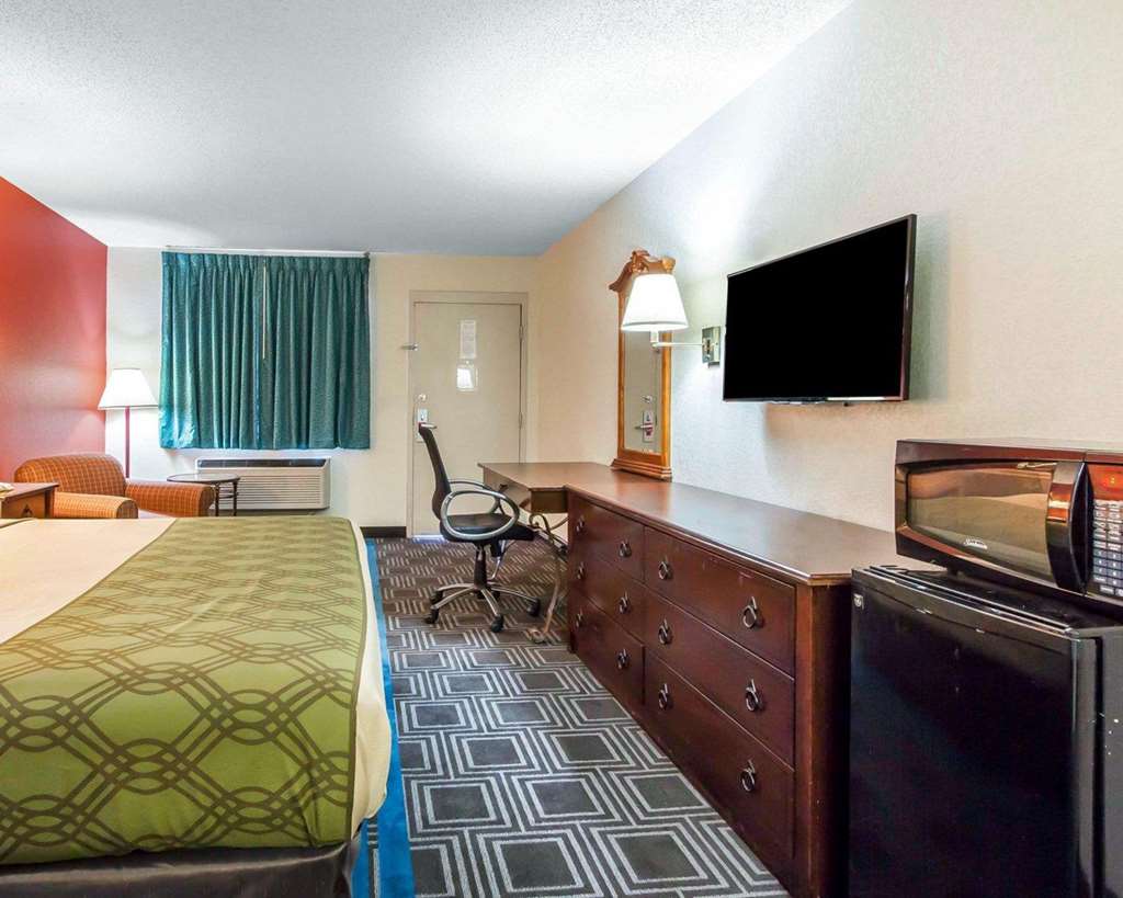 Econo Lodge Lanett - photo 13