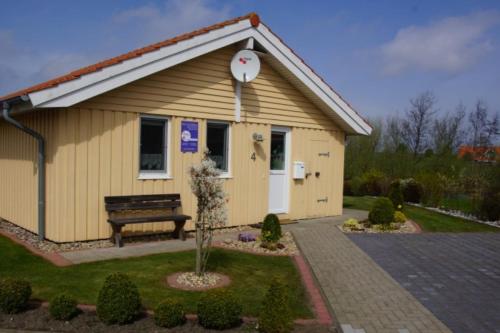 4 Personen Ferienhaus mit privatem Bootsteg direkter Seelage Kanu und Sauna in Otterndorf in Otterndorf, Germany