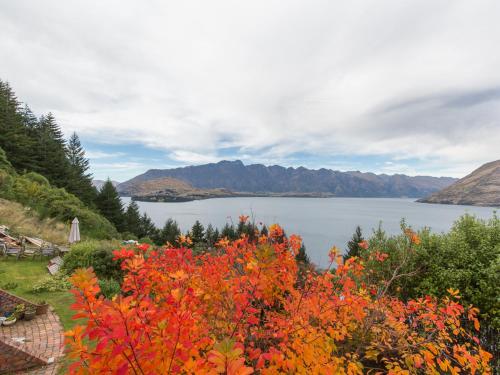 Crows Nest Queenstown Holiday Home — 4-Star Luxury Hotel in Queenstown, New Zealand