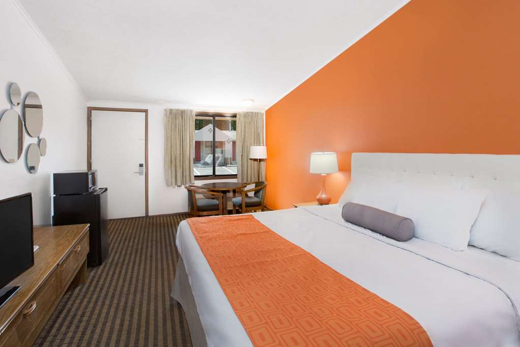 Howard Johnson by Wyndham Wilmington - photo 14