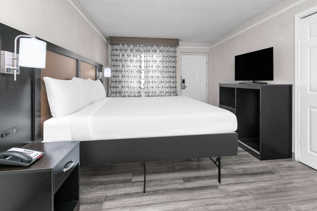 Baymont by Wyndham Austin University Area - photo 7