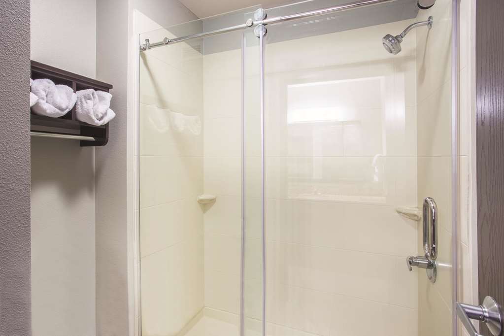 La Quinta Inn & Suites by Wyndham O'Fallon IL St. Louis - photo 17