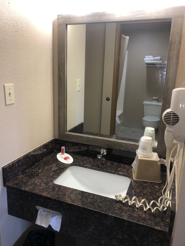 Super 8 by Wyndham Neosho - photo 32