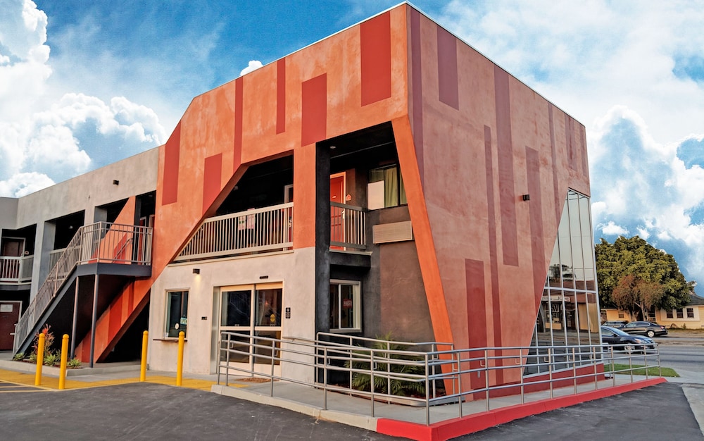 Epic Hotel - carbon neutral hotel in Pico Rivera