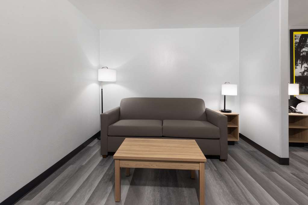 Super 8 by Wyndham Alexandria LA - photo 33