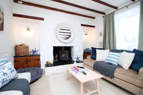 Little Gem in the Mumbles Fishermans Cottage with Log Burner Dog friendly and Welcome Breakfast Hamper — 4-Star Luxury Hotel in Swansea, United Kingdom