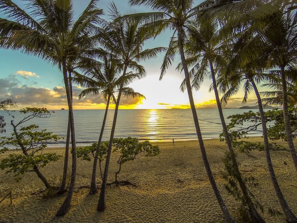 Marlin Waters Beachfront Apartments — 4-Star Luxury Hotel in Palm Cove, Australia