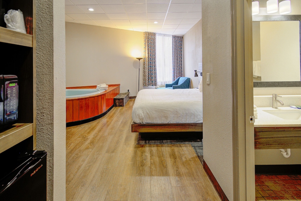 Clarion Pointe Downtown Gatlinburg - photo 13