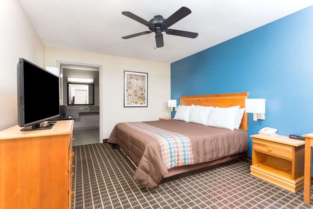 Days Inn by Wyndham Forest - photo 12