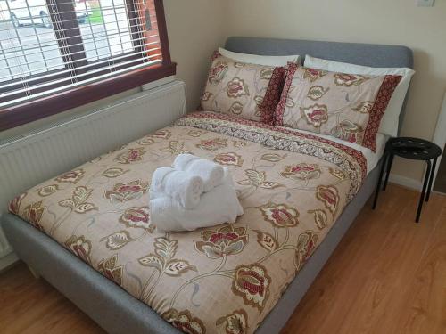 London Luxury 6 Bedroom Family House Sleeps 12 people Parking for 4 Cars Close to tube. — 4-Star Luxury Hotel in Chigwell, United Kingdom