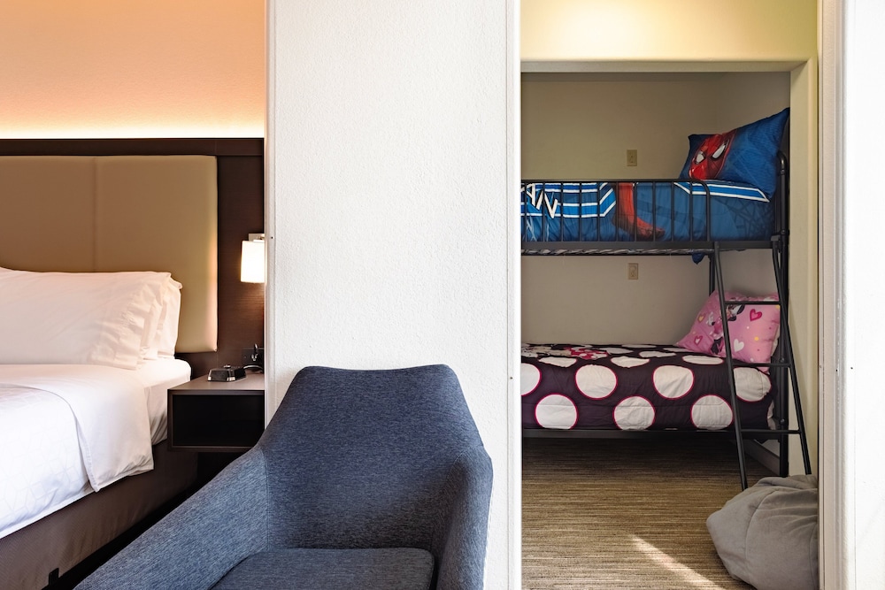 Holiday Inn Express & Suites Evanston By IHG - photo 28