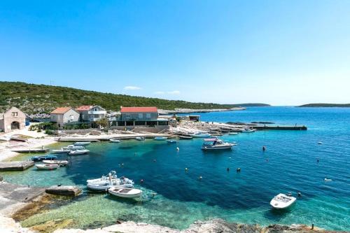 Apartments by the sea Rukavac Vis 15369 — 4-Star Luxury Hotel in Vis, Croatia