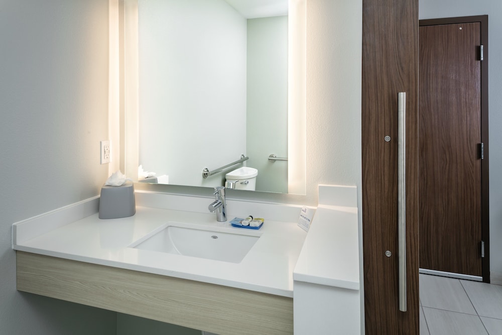 Holiday Inn Express & Suites Bend South by IHG - photo 27