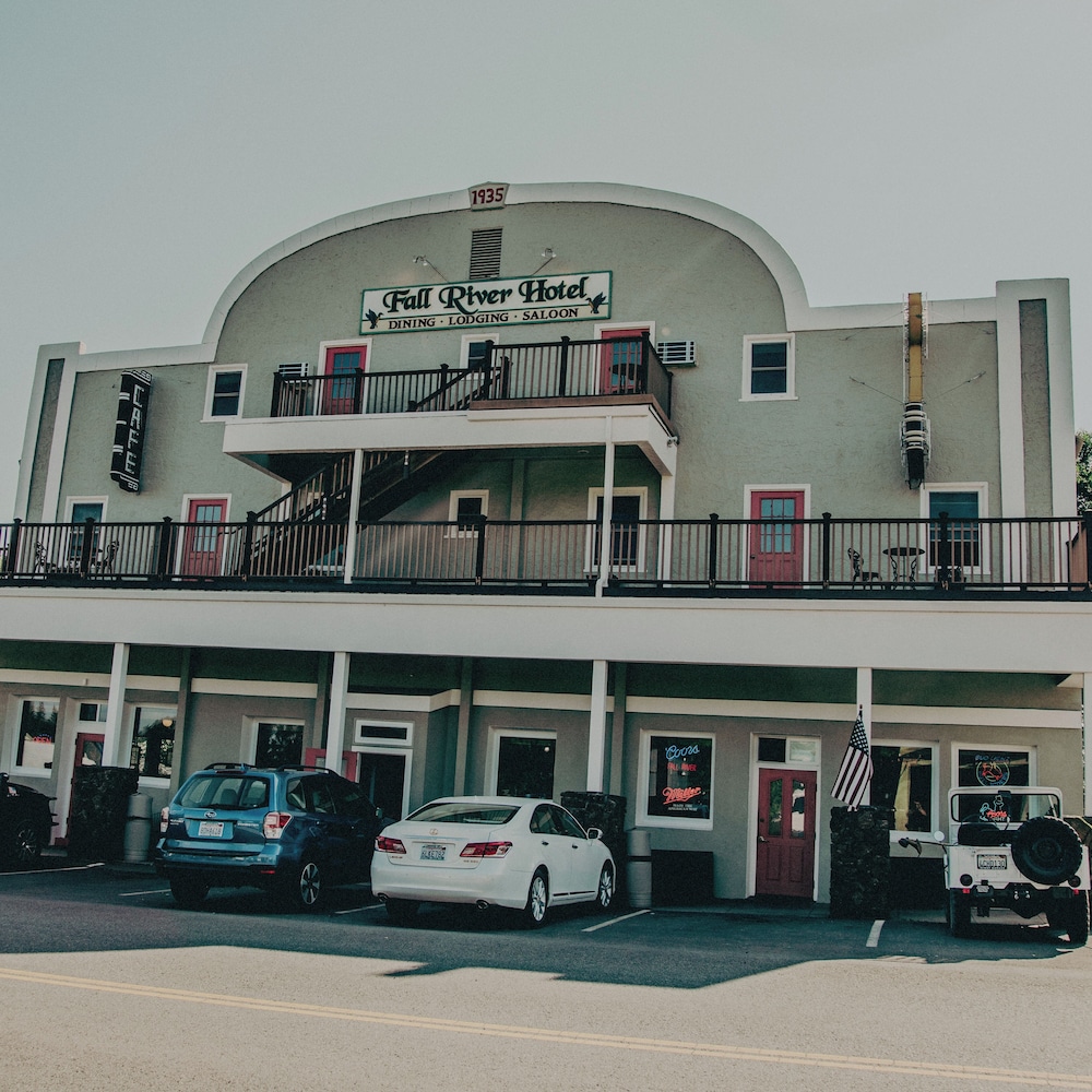 Fall River Hotel and Grazerz Restaurant in Mount Shasta, United States