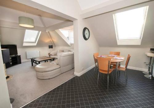 Sandmartin Top Floor 3 Bed Apartment Sea Views & Parking