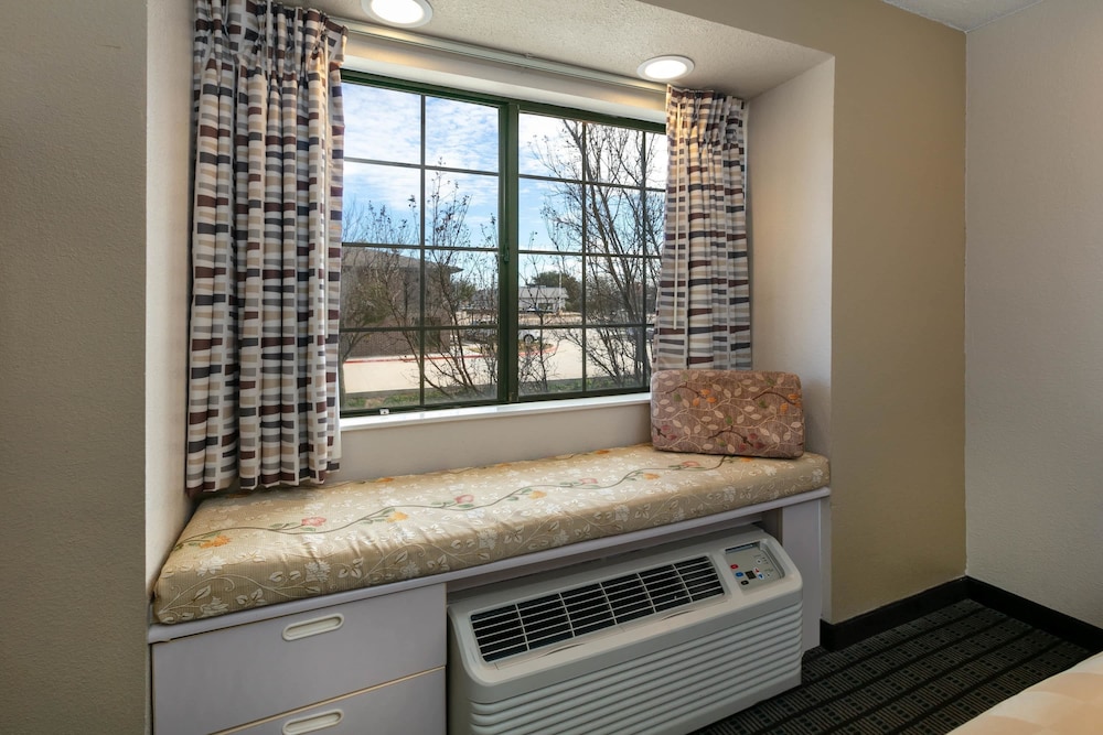 Travelodge by Wyndham Arlington Dallas Area - photo 31