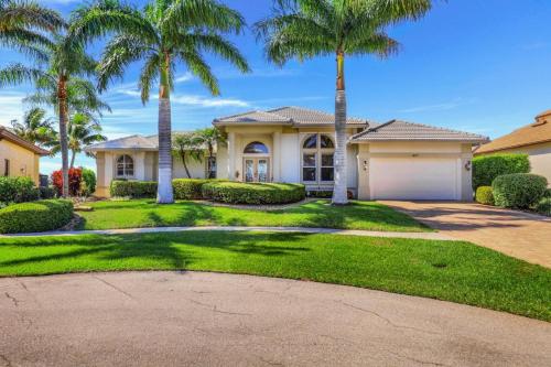 Waterfront home with pool and walk to beach food — 4-Star Luxury Hotel in Marco Island, United States