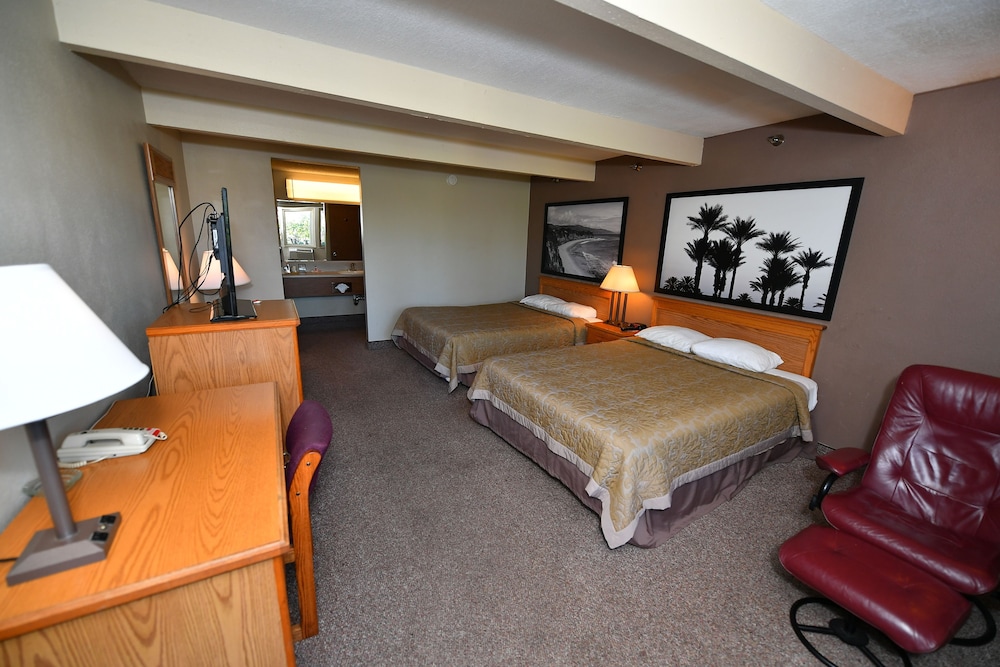 Costa Mesa Inn - photo 18