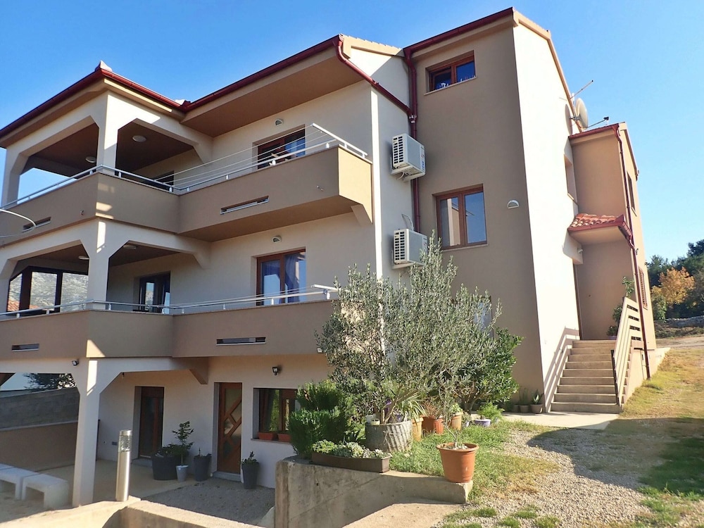 Apartment in Rovanjska near Velebit Mountains — 4-Star Luxury Hotel in Jesenice, Croatia