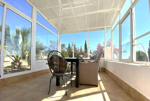 Castle Tower ground floor apartment in rural holiday park 'Cezanne' — hotel in Tolox