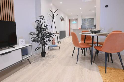 Luxury Modern 2 Bed Split Level Maisonette with Parking Near Tube 15 mins Central London — 4-Star Luxury Hotel in London, United Kingdom