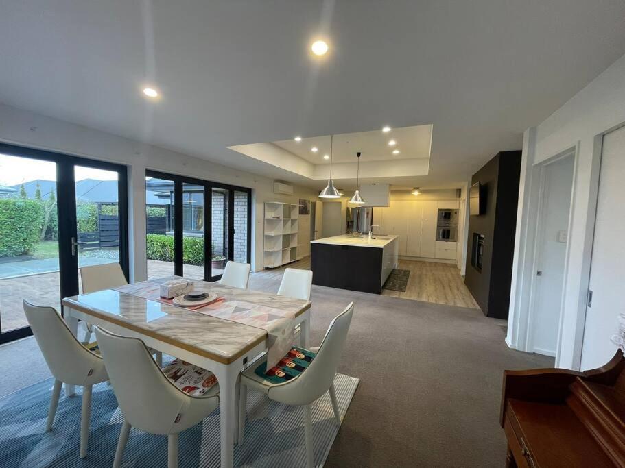 Spacious 4 Bed Family Home — 4-Star Luxury Hotel in Christchurch, New Zealand