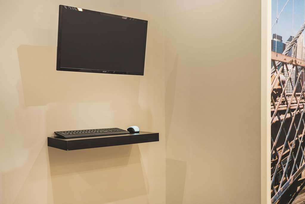 La Quinta Inn & Suites by Wyndham Brooklyn Central - photo 31