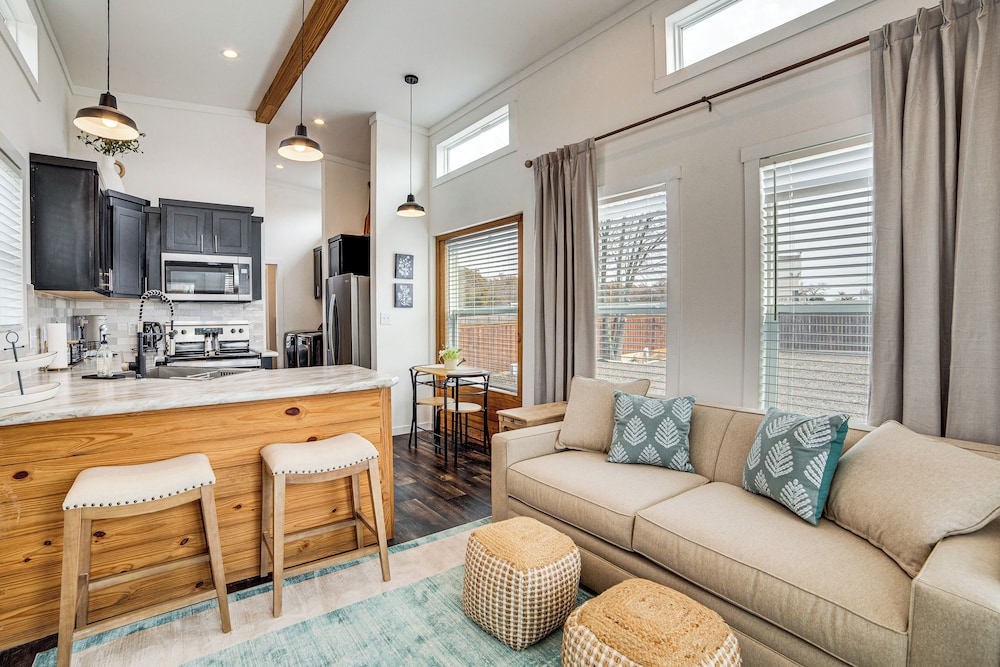 Walk to Lewisville Lake: Cozy Couples Retreat — hotel in Little Elm