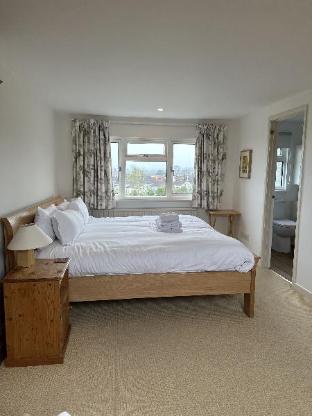 Peaceful Family Retreat Near Gloucester Road — 4-Star Luxury Hotel in Bristol, United Kingdom