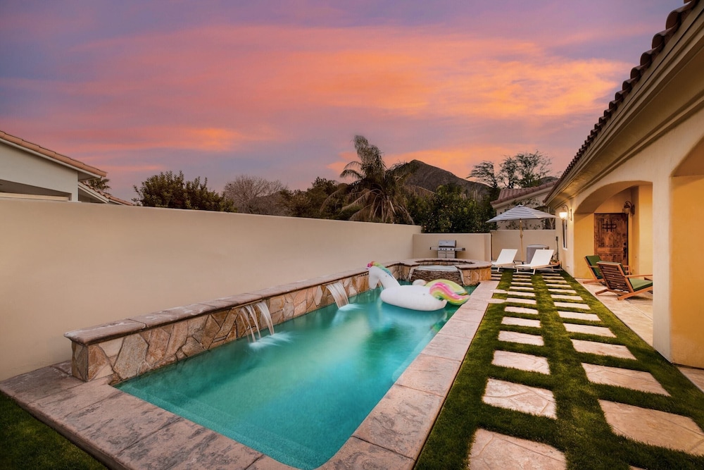 Amarilla by Avantstay Peaceful Paradise w Pool Spa & Theatre Room — hotel in La Quinta