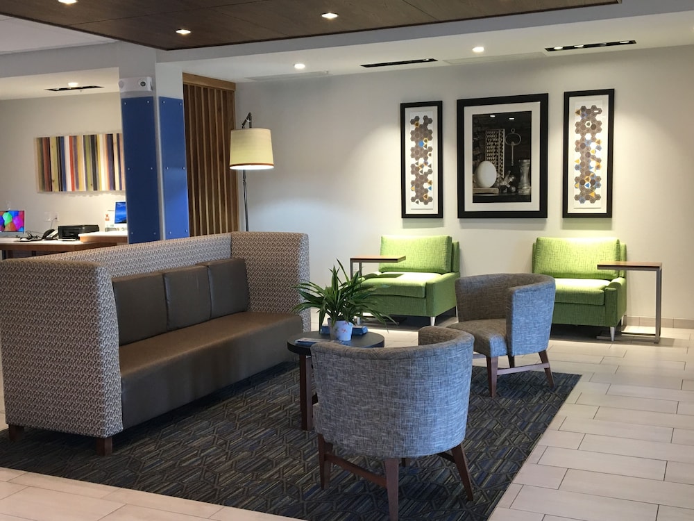 Holiday Inn Express & Suites Junction by IHG - photo 3