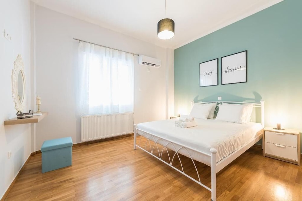 Athens Central Pangrati Varnava Square Modern Apartment for 5 — 4-Star Luxury Hotel in Athens, Greece