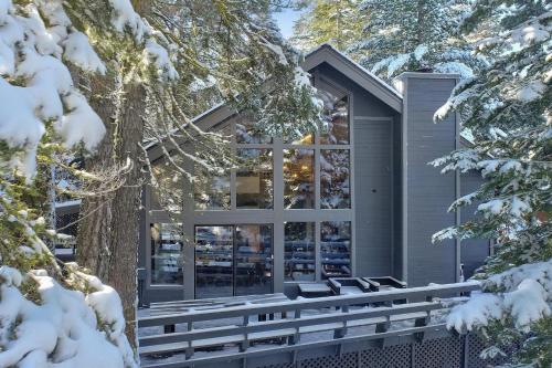 Modern Mtn Cabin Lake Trails Dining Sleeps 12 — 4-Star Luxury Hotel in Tahoe Vista, United States