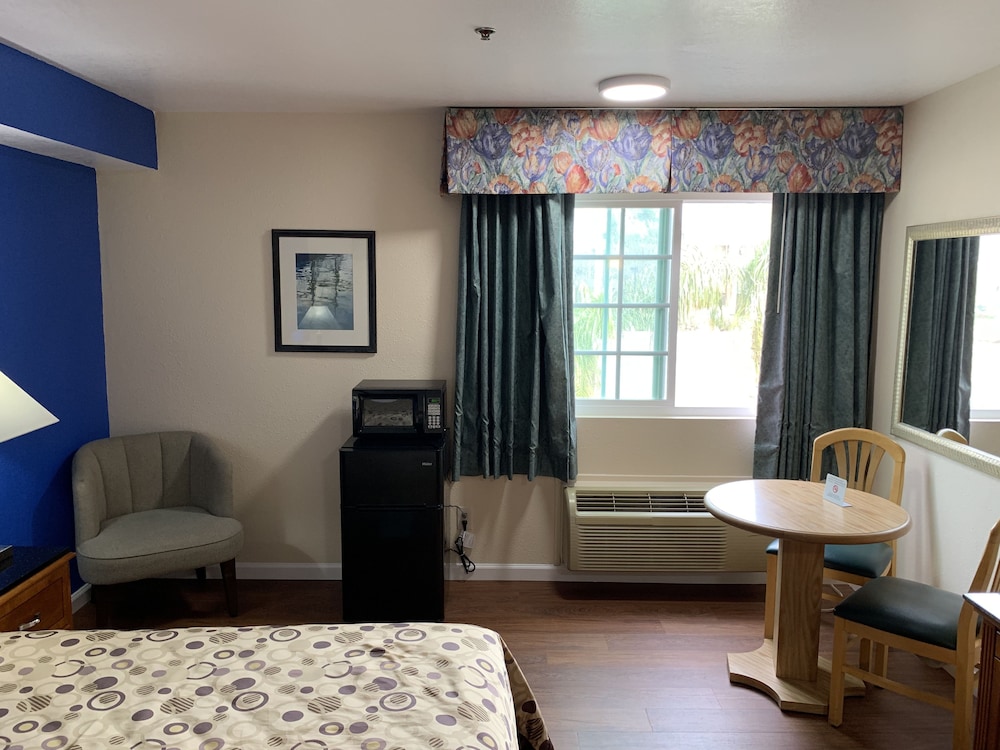 California Inn and Suites Bakersfield - photo 24