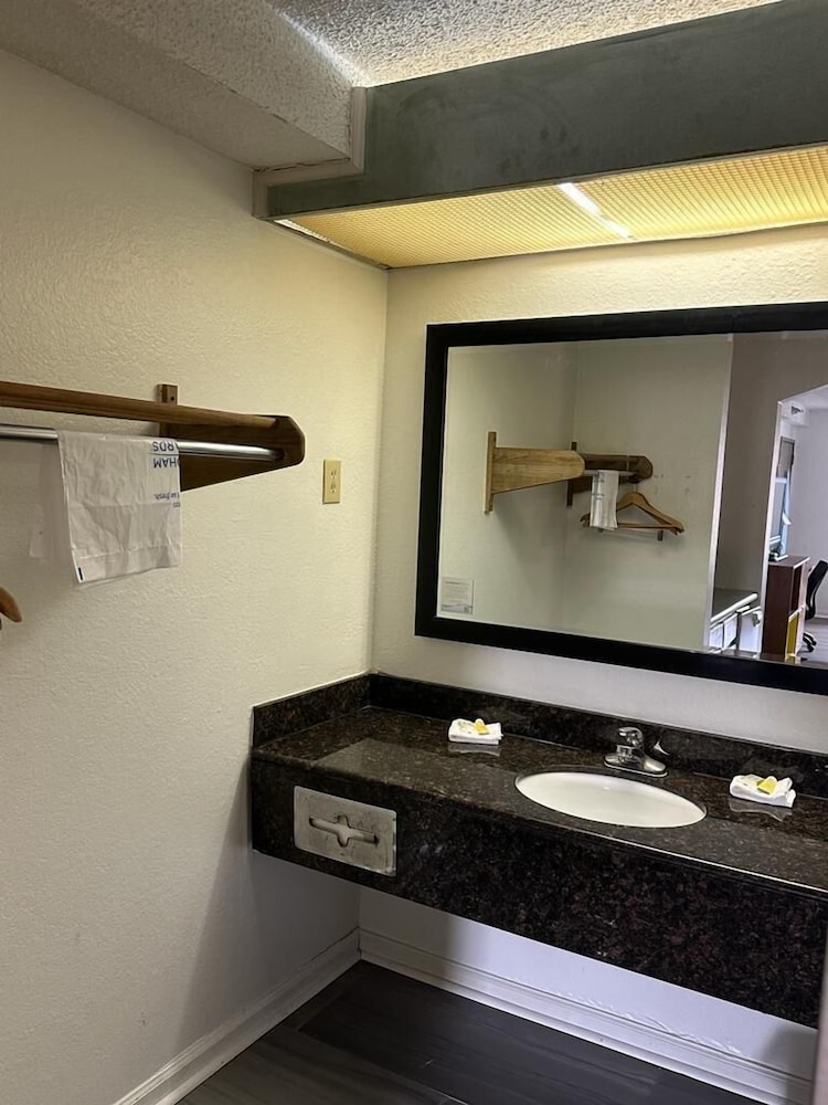 Quality Inn & Suites Decatur Priceville I 65 - photo 19