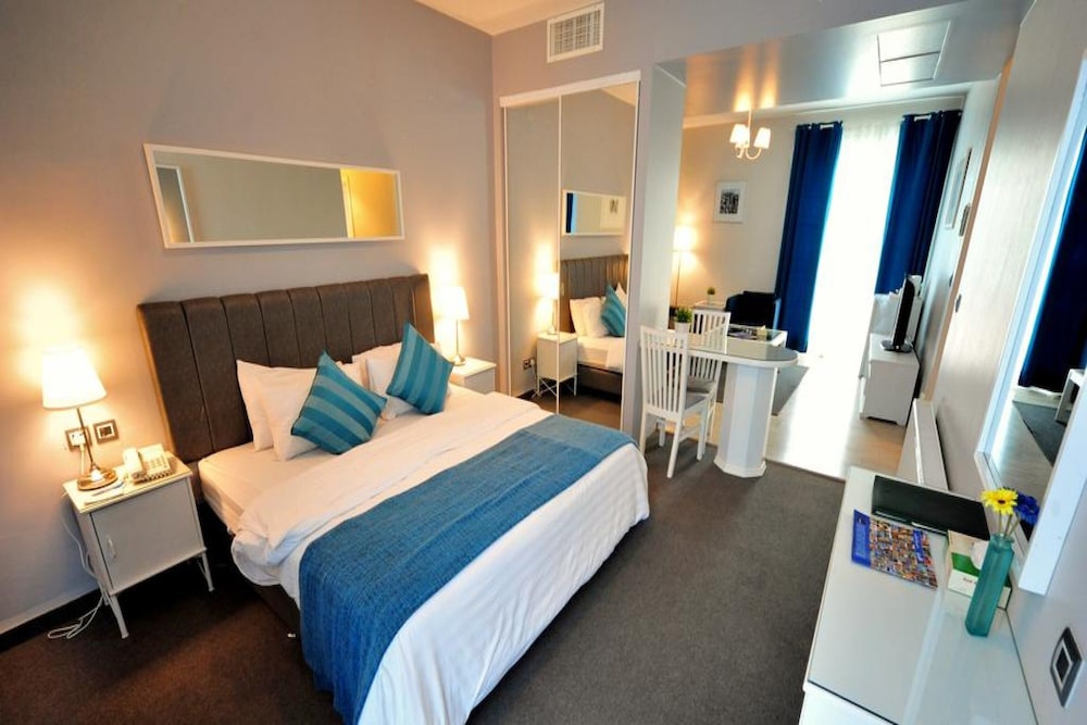 Red Rose Hotel Suite