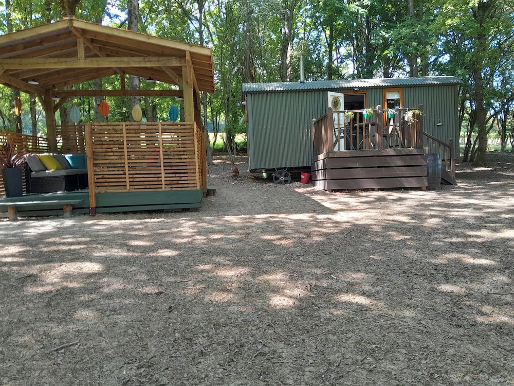 Little Greenwood Shepherd Hut Sleeps 2 in Maidstone, United Kingdom