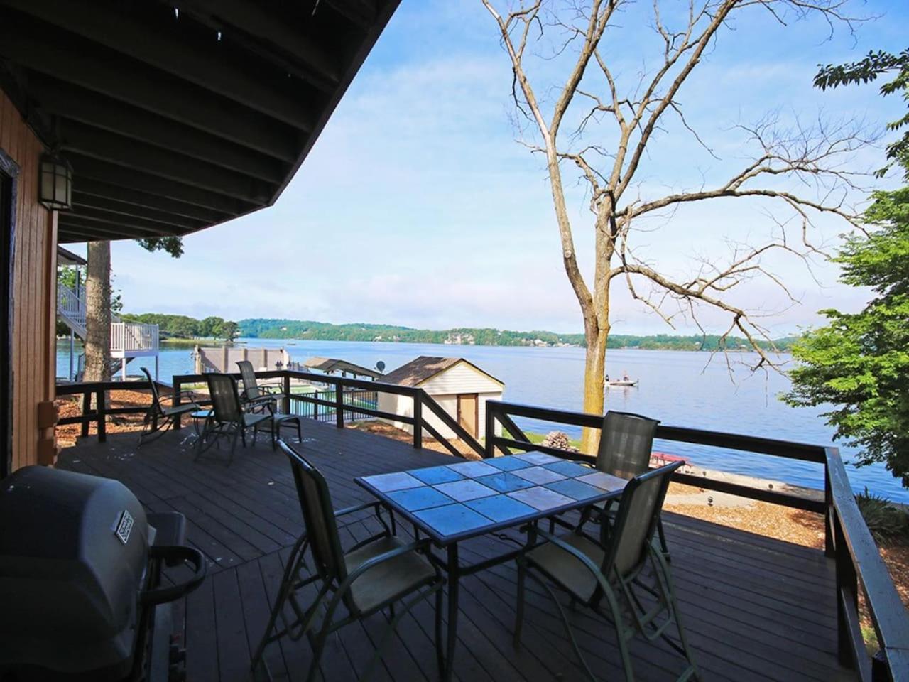 Lake Front Stunner Near Htoad & Shady Gators - carbon neutral hotel in Lake Ozark