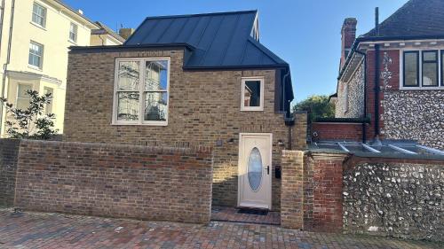 1 Bed sleeps 3 patio 2 min to Beach in Eastbourne, United Kingdom