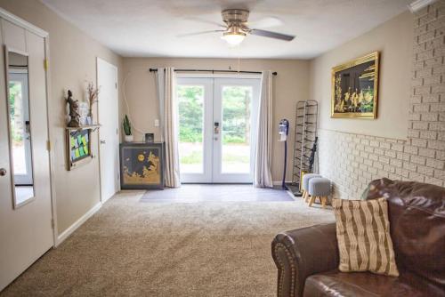 Moon River Smart Suite near Interstate 44 and Airport — 4-Star Luxury Hotel in Republic, United States