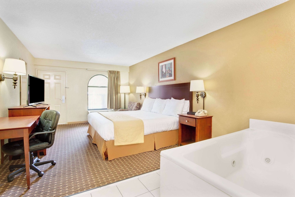 Days Inn & Suites by Wyndham Stockbridge South Atlanta - photo 7