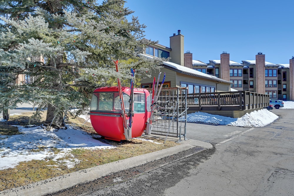 Upscale Condo w Balcony 1 2 Mi to Ski Resort - photo 17